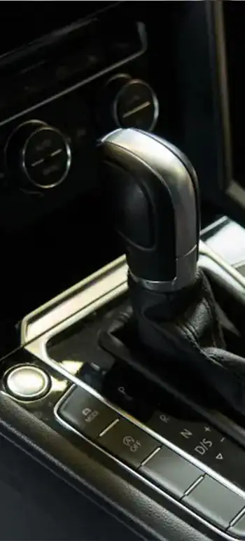 VW DSG vites kolu yakın çekim — P R N D S kademeleri